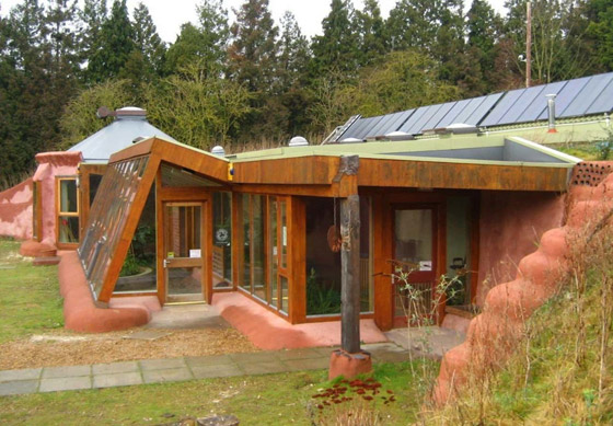 11 مبنى مصنوعاً من القمامة والمواد المعاد تدويرها: الزجاجات الفارغة صورة رقم 17