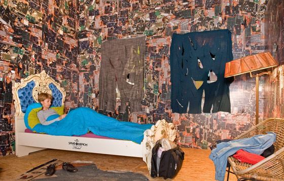 11 مبنى مصنوعاً من القمامة والمواد المعاد تدويرها: الزجاجات الفارغة صورة رقم 18