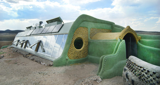 11 مبنى مصنوعاً من القمامة والمواد المعاد تدويرها: الزجاجات الفارغة صورة رقم 19