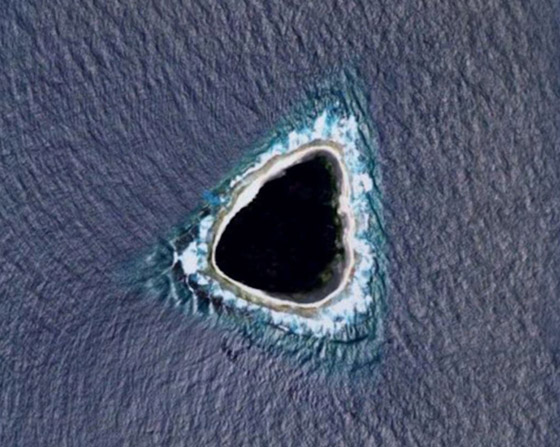 صور: ثقب أسود غامض على خرائط جوجل يثير الفضول! ما حقيقته؟ صورة رقم 2 صور: ثقب أسود غامض على خرائط جوجل يثير الفضول! ما حقيقته؟ صورة رقم 2