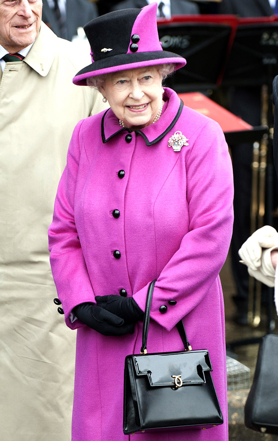 سبب غريب يجعل الملكة إليزابيت لا تفارق حقيبتها السوداء.. صور صورة رقم 6 سبب غريب يجعل الملكة إليزابيت لا تفارق حقيبتها السوداء.. صور صورة رقم 6