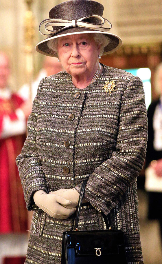 سبب غريب يجعل الملكة إليزابيت لا تفارق حقيبتها السوداء.. صور صورة رقم 8 سبب غريب يجعل الملكة إليزابيت لا تفارق حقيبتها السوداء.. صور صورة رقم 8