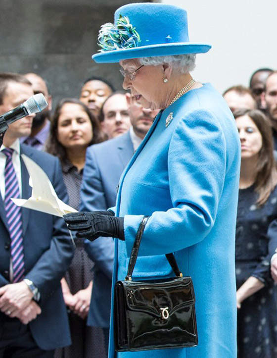 سبب غريب يجعل الملكة إليزابيت لا تفارق حقيبتها السوداء.. صور صورة رقم 10 سبب غريب يجعل الملكة إليزابيت لا تفارق حقيبتها السوداء.. صور صورة رقم 10