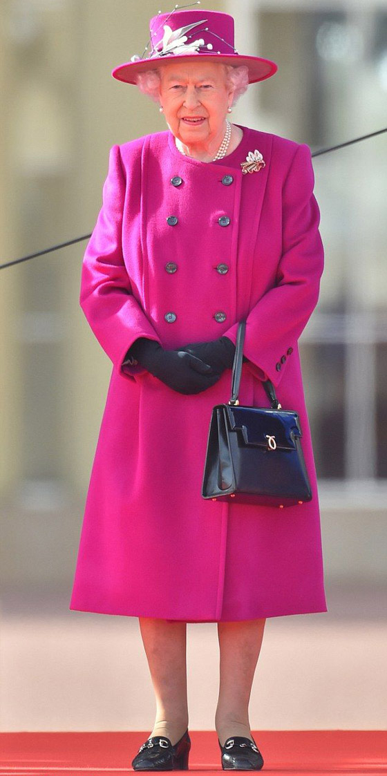 سبب غريب يجعل الملكة إليزابيت لا تفارق حقيبتها السوداء.. صور صورة رقم 11 سبب غريب يجعل الملكة إليزابيت لا تفارق حقيبتها السوداء.. صور صورة رقم 11