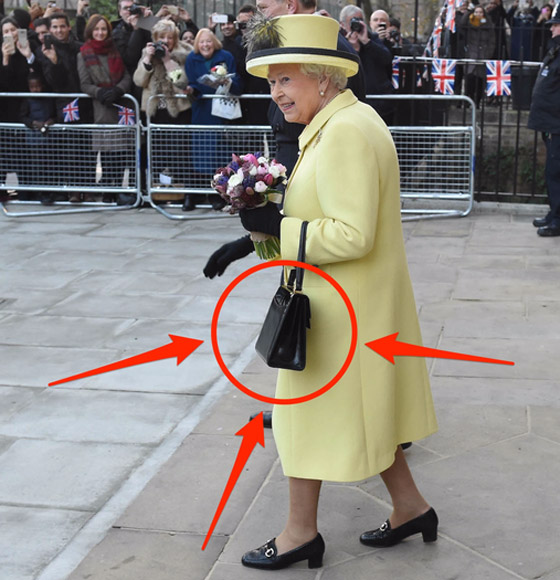 سبب غريب يجعل الملكة إليزابيت لا تفارق حقيبتها السوداء.. صور صورة رقم 12 سبب غريب يجعل الملكة إليزابيت لا تفارق حقيبتها السوداء.. صور صورة رقم 12