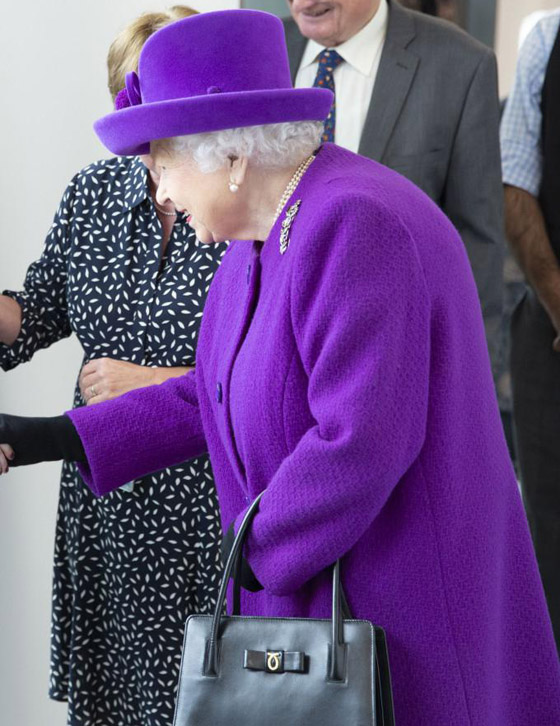 سبب غريب يجعل الملكة إليزابيت لا تفارق حقيبتها السوداء.. صور صورة رقم 13 سبب غريب يجعل الملكة إليزابيت لا تفارق حقيبتها السوداء.. صور صورة رقم 13