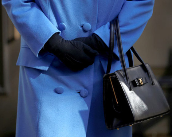 سبب غريب يجعل الملكة إليزابيت لا تفارق حقيبتها السوداء.. صور صورة رقم 14 سبب غريب يجعل الملكة إليزابيت لا تفارق حقيبتها السوداء.. صور صورة رقم 14