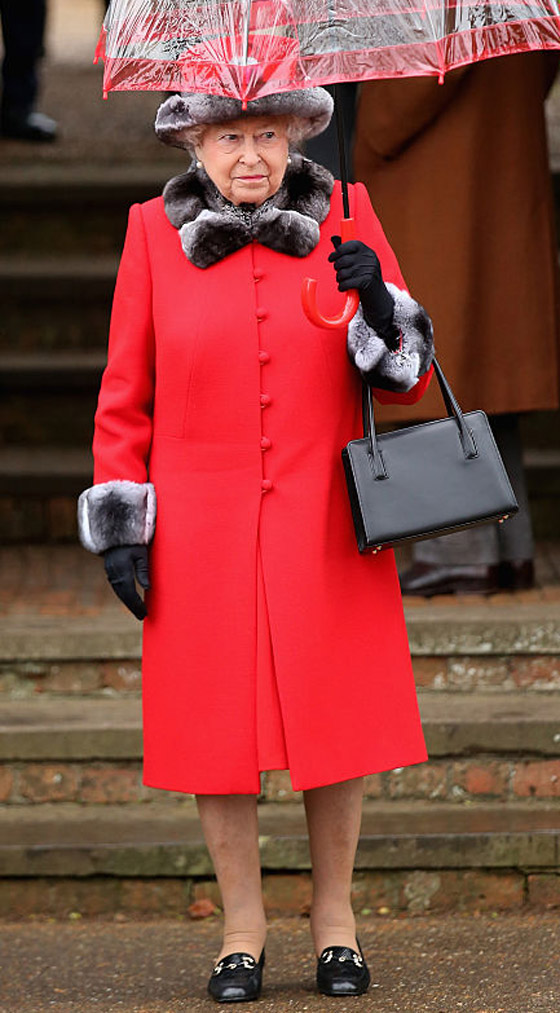 سبب غريب يجعل الملكة إليزابيت لا تفارق حقيبتها السوداء.. صور صورة رقم 15 سبب غريب يجعل الملكة إليزابيت لا تفارق حقيبتها السوداء.. صور صورة رقم 15