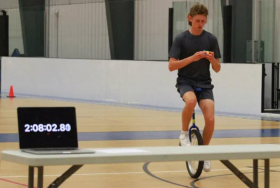 شاب يحطم الرقم القياسي بحل مكعب الروبيك على دراجة أحادية العجلات صورة رقم 1 شاب يحطم الرقم القياسي بحل مكعب الروبيك على دراجة أحادية العجلات صورة رقم 1