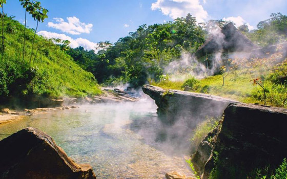 نهر يغلي وشلالات دماء.. إليكم تفسير الظواهر المخيفة في بحيرات العالم صورة رقم 2