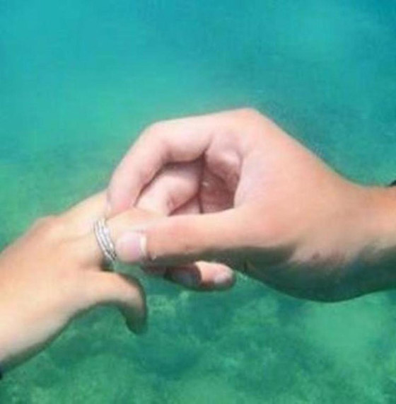 شاب يطلب يد حبيبته تحت الماء صورة رقم 1