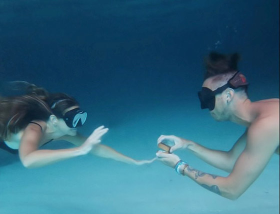 شاب يطلب يد حبيبته تحت الماء صورة رقم 2