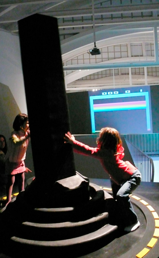 عصا تحكم بألعاب الفيديو عملاقة تدخل موسوعة غينيس صورة رقم 1 عصا تحكم بألعاب الفيديو عملاقة تدخل موسوعة غينيس صورة رقم 1