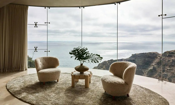 ثنائي شهير يحولان قصرهما إلى أرض الأحلام.. سيارات فيراري ومسبح لا متناهي صورة رقم 5 ثنائي شهير يحولان قصرهما إلى أرض الأحلام.. سيارات فيراري ومسبح لا متناهي صورة رقم 5