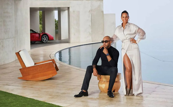 ثنائي شهير يحولان قصرهما إلى أرض الأحلام.. سيارات فيراري ومسبح لا متناهي صورة رقم 1 ثنائي شهير يحولان قصرهما إلى أرض الأحلام.. سيارات فيراري ومسبح لا متناهي صورة رقم 1
