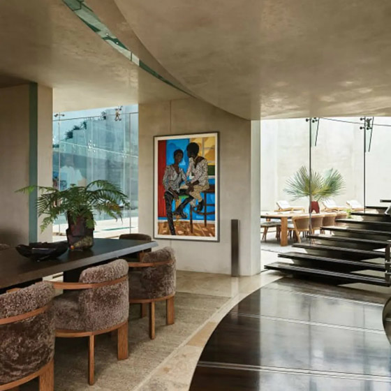 ثنائي شهير يحولان قصرهما إلى أرض الأحلام.. سيارات فيراري ومسبح لا متناهي صورة رقم 3 ثنائي شهير يحولان قصرهما إلى أرض الأحلام.. سيارات فيراري ومسبح لا متناهي صورة رقم 3