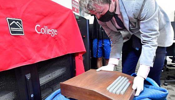 بيع نسخة من أول جهاز كمبيوتر أنتجته شركة أبل مقابل 400 ألف دولار صورة رقم 4