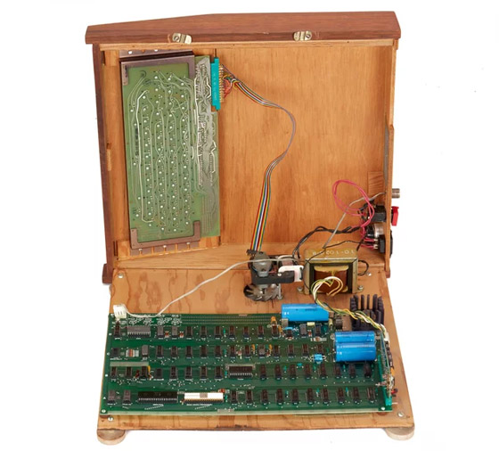 بيع نسخة من أول جهاز كمبيوتر أنتجته شركة أبل مقابل 400 ألف دولار صورة رقم 10