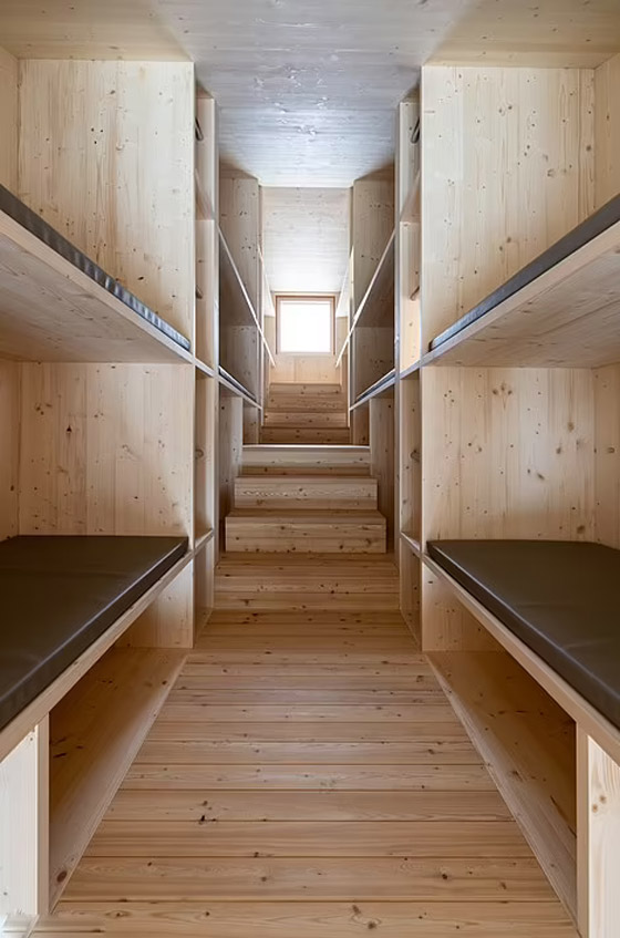 على ارتفاع 2667 مترا.. ملجأ على قمة جبل إيطالي يخطف الأنظار! صور صورة رقم 13