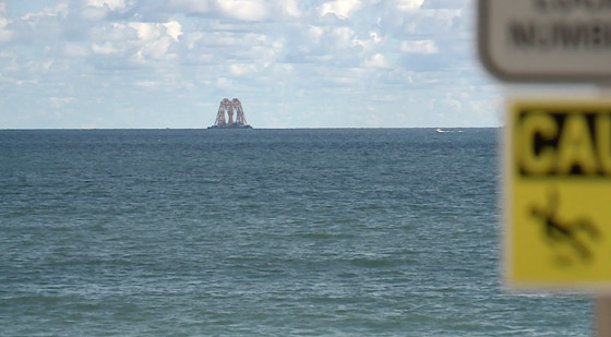 بالصور.. هيكل عملاق غامض يطفو فوق البحر يثير التكهنات صورة رقم 4