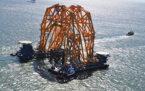 بالصور.. هيكل عملاق غامض يطفو فوق البحر يثير التكهنات صورة رقم 8