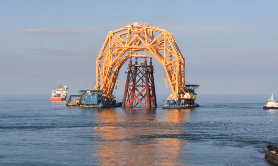 بالصور.. هيكل عملاق غامض يطفو فوق البحر يثير التكهنات صورة رقم 10