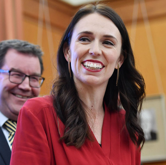 فيديو طريف: ابنة رئيسة وزراء نيوزيلندا تفاجئها بالنهوض من السرير خلال بث مباشر! صورة رقم 3