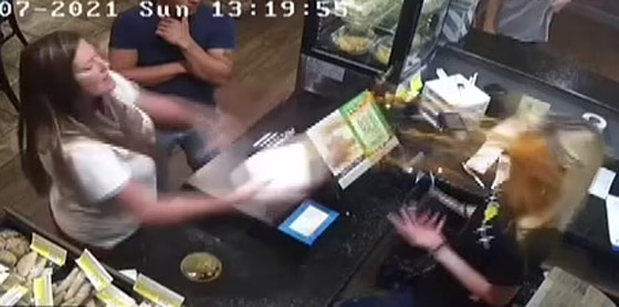 فيديو صادم: فتاة أمريكية تلقي طبق شوربة ساخنة جدا على وجه مديرة المطعم! صورة رقم 2 فيديو صادم: فتاة أمريكية تلقي طبق شوربة ساخنة جدا على وجه مديرة المطعم! صورة رقم 2