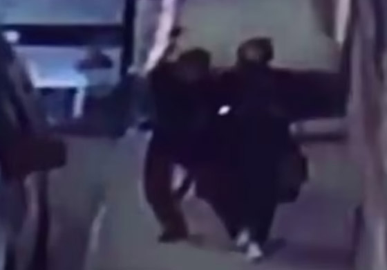 وسط الشارع بإسطنبول.. تركي يقتل امرأة بسيف ساموراي لشعوره بالملل! صورة رقم 11 وسط الشارع بإسطنبول.. تركي يقتل امرأة بسيف ساموراي لشعوره بالملل! صورة رقم 11