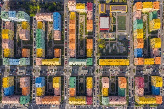 تشبه الليغو.. مجمع سكني في أوكرانيا يخطف الأنظار بسبب ألوانه الزاهية صورة رقم 2