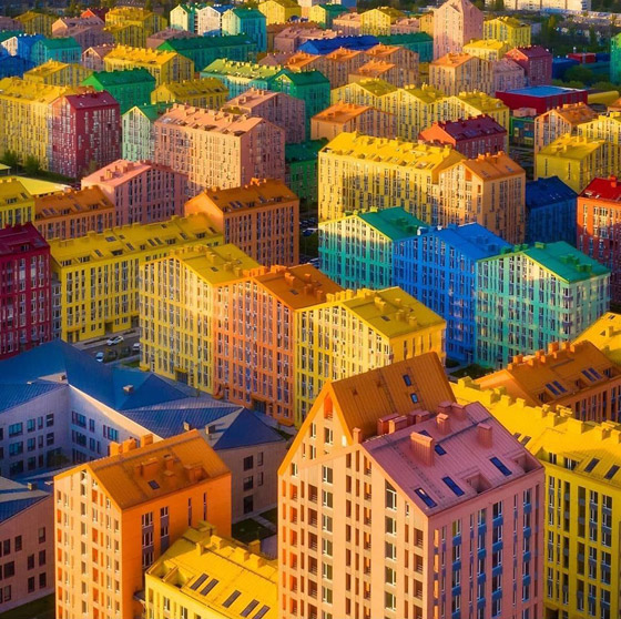 تشبه الليغو.. مجمع سكني في أوكرانيا يخطف الأنظار بسبب ألوانه الزاهية صورة رقم 3