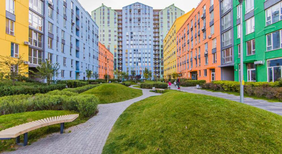 تشبه الليغو.. مجمع سكني في أوكرانيا يخطف الأنظار بسبب ألوانه الزاهية صورة رقم 5