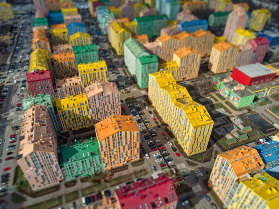 تشبه الليغو.. مجمع سكني في أوكرانيا يخطف الأنظار بسبب ألوانه الزاهية صورة رقم 6