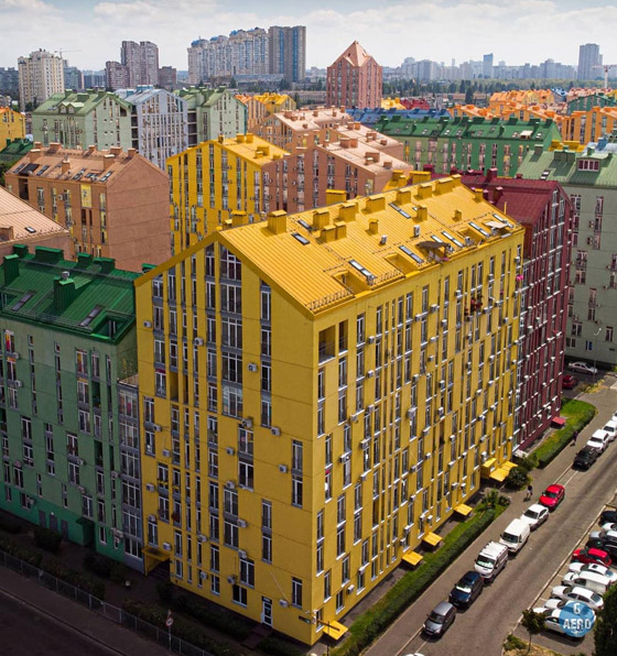 تشبه الليغو.. مجمع سكني في أوكرانيا يخطف الأنظار بسبب ألوانه الزاهية صورة رقم 9