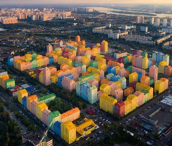 تشبه الليغو.. مجمع سكني في أوكرانيا يخطف الأنظار بسبب ألوانه الزاهية صورة رقم 10