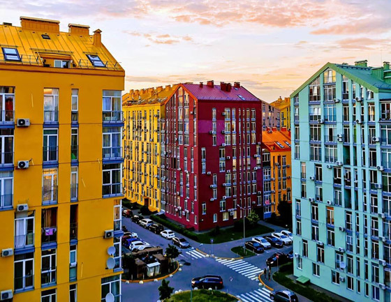 تشبه الليغو.. مجمع سكني في أوكرانيا يخطف الأنظار بسبب ألوانه الزاهية صورة رقم 11