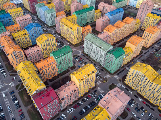 تشبه الليغو.. مجمع سكني في أوكرانيا يخطف الأنظار بسبب ألوانه الزاهية صورة رقم 12