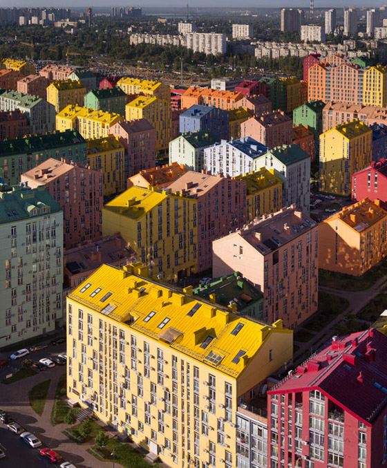 تشبه الليغو.. مجمع سكني في أوكرانيا يخطف الأنظار بسبب ألوانه الزاهية صورة رقم 15