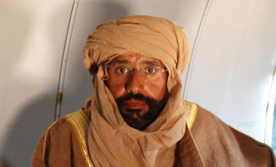 القذافي الابن عاد بالرداء الليبي وبنفس اللون الذي اشتهر به والده صورة رقم 2 القذافي الابن عاد بالرداء الليبي وبنفس اللون الذي اشتهر به والده صورة رقم 2