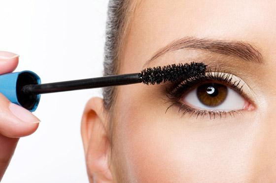 7 عادات تجميلية تتسبب بتلف الرموش وتساقطها.. كيف تحافظون عليها؟ صورة رقم 3