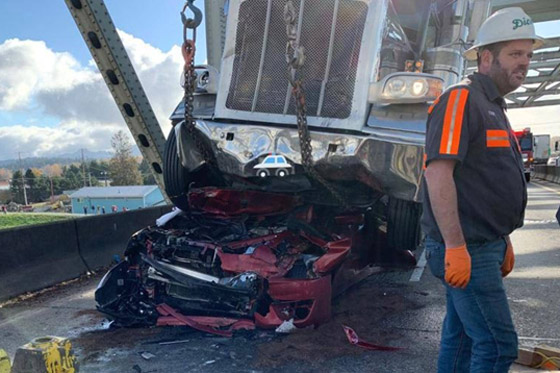 بالصور.. معجزة تنجي سيدة أمريكية من حادث سير خطير مروع! صورة رقم 4 بالصور.. معجزة تنجي سيدة أمريكية من حادث سير خطير مروع! صورة رقم 4