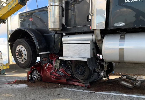 بالصور.. معجزة تنجي سيدة أمريكية من حادث سير خطير مروع! صورة رقم 1 بالصور.. معجزة تنجي سيدة أمريكية من حادث سير خطير مروع! صورة رقم 1