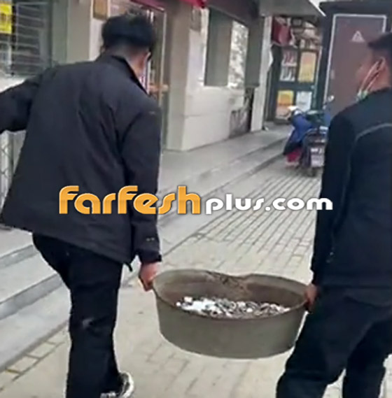 صيني يهدي صديقه إناء به 9999 عملة معدنية في يوم زواجه! فيديو صورة رقم 3