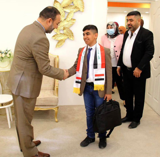 طفل عراقي موهوب يخترع نظارة ذكية تعمل على تنبيه سائقي المركبات صورة رقم 4