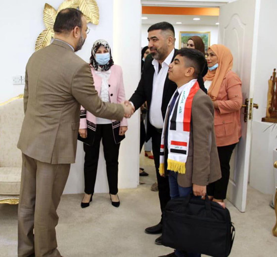 طفل عراقي موهوب يخترع نظارة ذكية تعمل على تنبيه سائقي المركبات صورة رقم 6