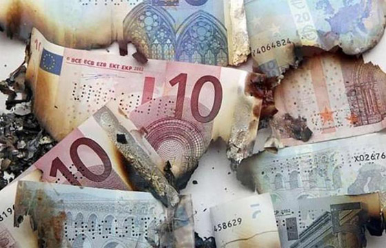 خوفا من كورونا.. امرأة تحرق 2900 يورو لتعقيمها وتتوسل البنك لاستبدالها صورة رقم 1 خوفا من كورونا.. امرأة تحرق 2900 يورو لتعقيمها وتتوسل البنك لاستبدالها صورة رقم 1