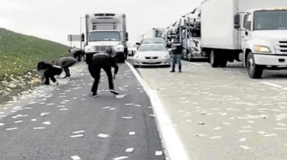 أوراق النقود على الطريق السريع في كاليفورنيا صورة رقم 3 أوراق النقود على الطريق السريع في كاليفورنيا صورة رقم 3