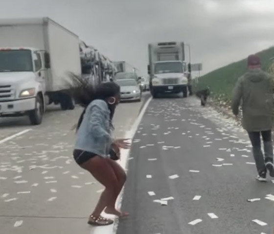 أوراق النقود على الطريق السريع في كاليفورنيا صورة رقم 4 أوراق النقود على الطريق السريع في كاليفورنيا صورة رقم 4