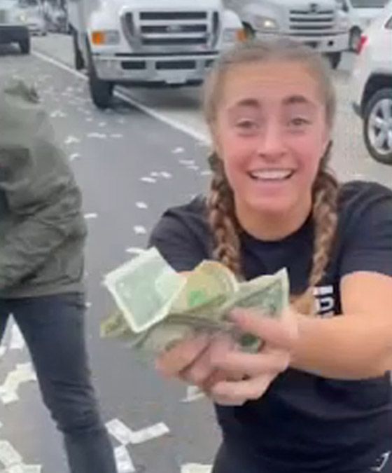 أوراق النقود على الطريق السريع في كاليفورنيا صورة رقم 5 أوراق النقود على الطريق السريع في كاليفورنيا صورة رقم 5