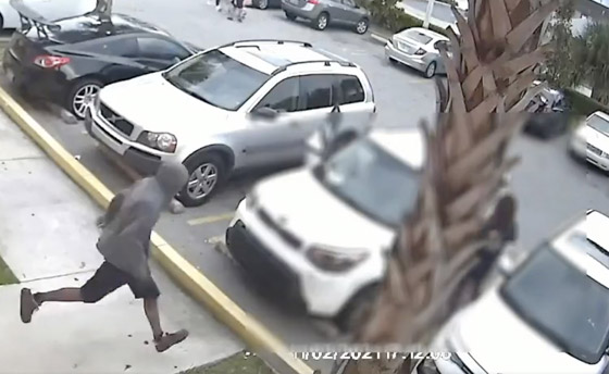 طفلة تدافع عن أمها بعدما هاجمها لص! طاردته بالشارع والشرطة تكرّمها صورة رقم 2 طفلة تدافع عن أمها بعدما هاجمها لص! طاردته بالشارع والشرطة تكرّمها صورة رقم 2